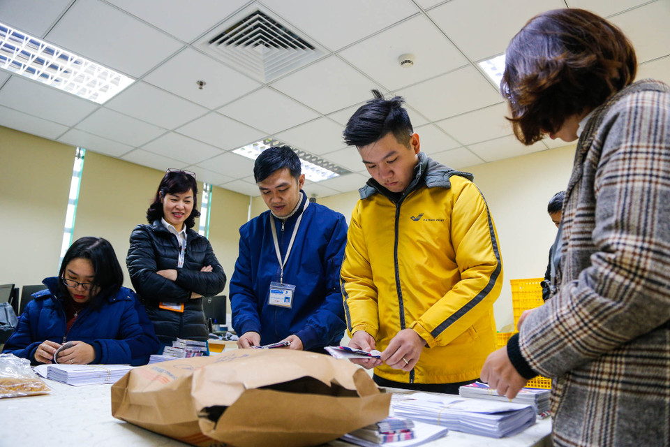 Trên cơ sở dữ liệu thông tin về khách hàng đăng ký mua vé trực tuyến do Liên đoàn Bóng đá Việt Nam (VFF) cung cấp, từ đêm 12/12 Bưu điện Việt Nam đã bố trí các nhân viên phân chia chính xác từng loại vé, số lượng vé để chuyển về các Bưu điện Trung tâm quận. (Ảnh: Minh Sơn/Vietnam+)