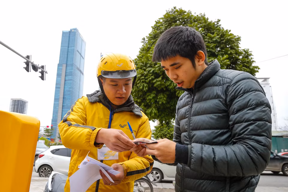 Khi nhận vé, khách hàng phải mang theo Chứng minh nhân dân hoặc Căn cước công dân bản gốc (dùng đặt vé) để đối chiếu; đối với trường hợp nhận thay cần phải có Chứng minh nhân dân hoặc Căn cước công dân bản gốc (dùng đặt vé) và 1 bản sao (không cần công chứng), chứng minh nhân dân hoặc Căn cước công dân của người nhận và giấy ủy quyền nhận thay. (Ảnh: Minh Sơn/Vietnam+)