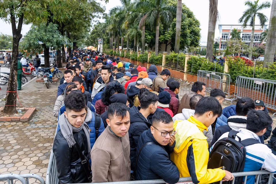 Theo thông báo của Liên đoàn bóng đá Việt Nam (VFF), những người mua vé thành công trong đợt mở bán vé trực tuyến ngày 10/12 vừa qua sẽ nhận vé vào hai ngày là 13/12 và 14/12. (Ảnh: Minh Sơn/Vietnam+) 