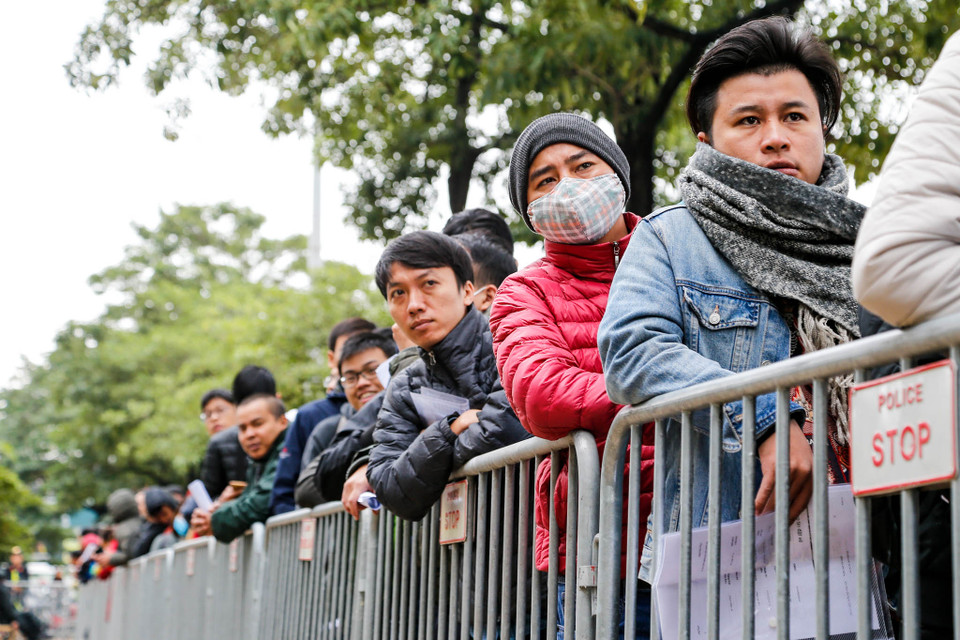 Sáng 13/12 tại trụ sở của VFF, hàng dài người hâm mộ đã xếp hàng từ rất sớm để chờ đến lượt nhận vé đã đặt mua online trận chung kết Việt Nam - Malaysia. (Ảnh: Minh Sơn/Vietnam+)