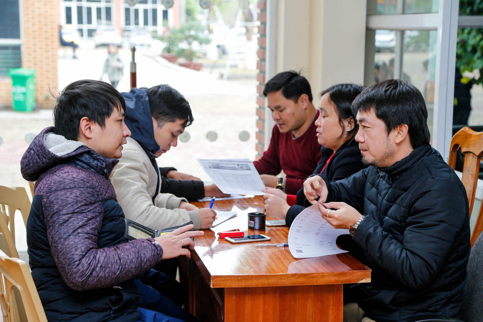 Theo thông báo trên website chính thức, ngoài việc bán trực tuyến, VFF sẽ phân phối 3.200 vé cho cổ động viên Malaysia, chuyển vé tới các nhà tài trợ của giải đấu theo đúng quy định của AFF, các đơn vị phối hợp quản lý và tham gia trực tiếp cùng VFF tổ chức, điều hành trận đấu; các thành viên đội tuyển Việt Nam... (Ảnh: Minh Sơn/Vietnam+) 