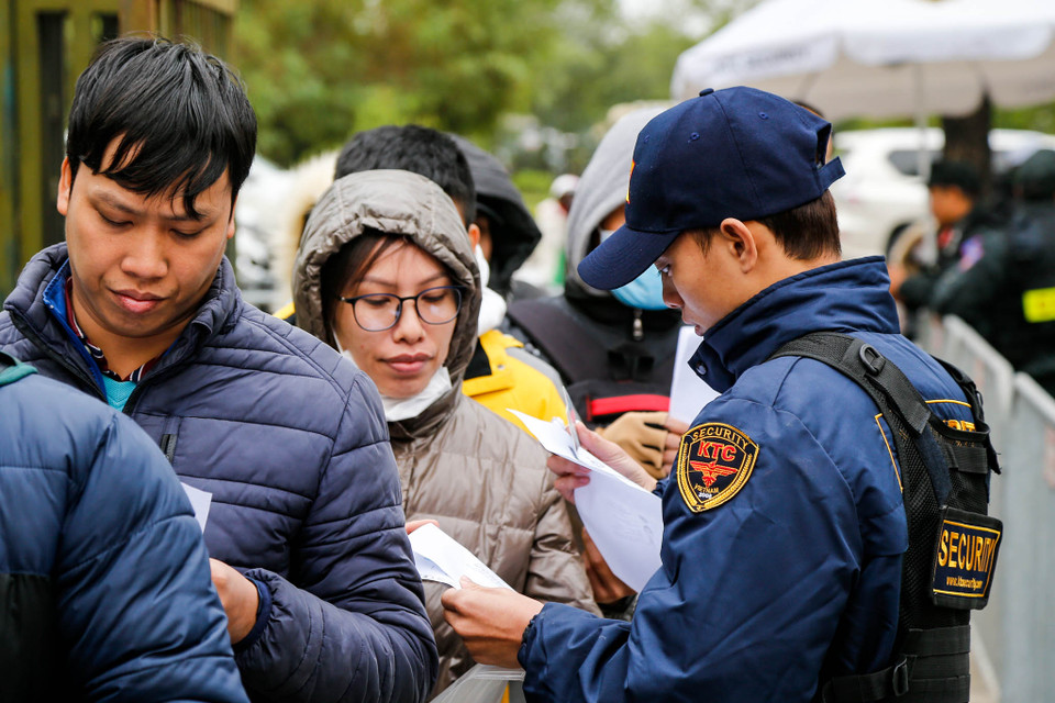 Được biết, số vé mà VFF bán ra cho người hâm mộ Việt Nam trong đợt này là 10.300 vé, trên tổng số hơn 40.000 chỗ ngồi ở sân vận động Mỹ Đình. Lượng vé đợt này kém rất xa so với đợt bán kết lượt về Việt Nam - Philippines khi VFF công bố bán 25.000 vé. (Ảnh: Minh Sơn/Vietnam+) 