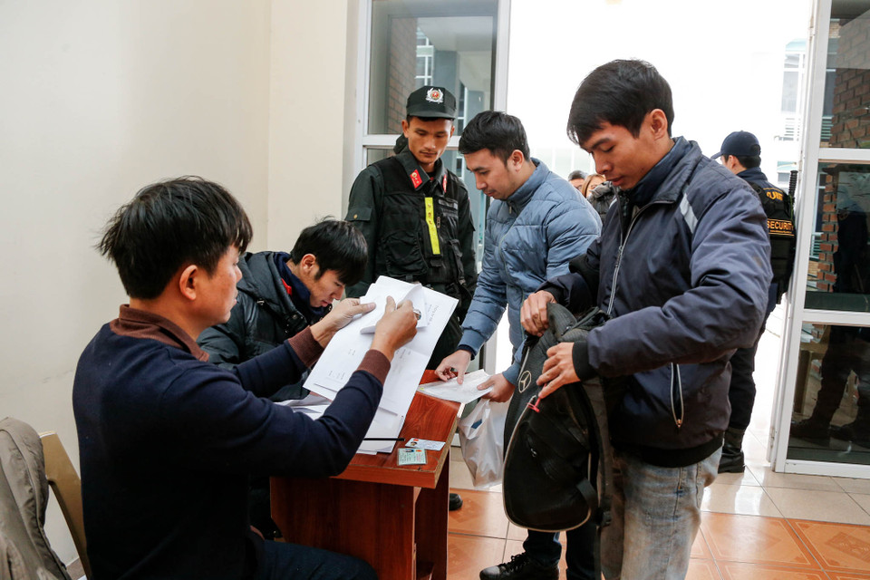 Khi vào bên trong, người nhận vé một lần nữa phải xuất trình đầy đủ các giấy tờ liên quan để chờ đến lượt. (Ảnh: Minh Sơn/Vietnam+) 