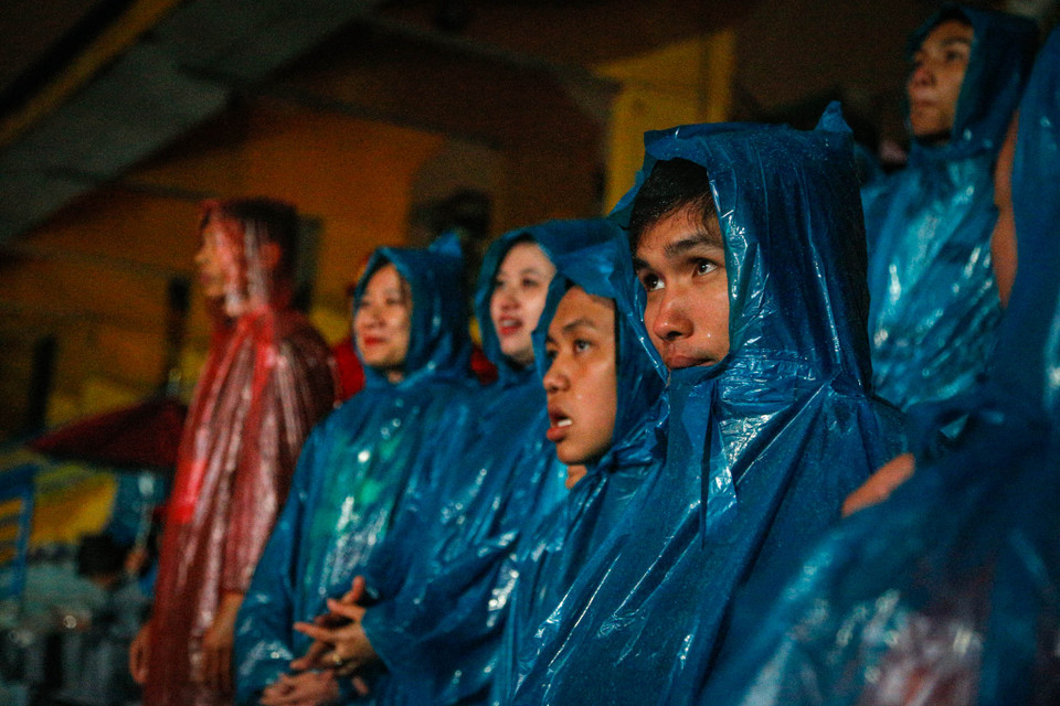 Nhiều cổ động viên bày tỏ sự lo lắng trước khi trận đấu diễn ra ở Malaysia đã diễn ra trận mưa rất lớn. (Ảnh: Minh Sơn/Vietnam+)