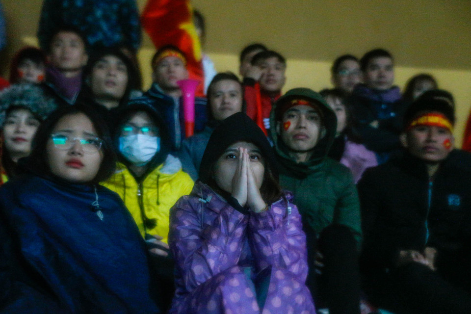 Càng về những phút cuối trận, Việt Nam và Malaysia liên tiếp có những pha ăn miếng trả miếng khiến người hâm mộ 'thót tim'. (Ảnh: Minh Sơn/Vietnam+)