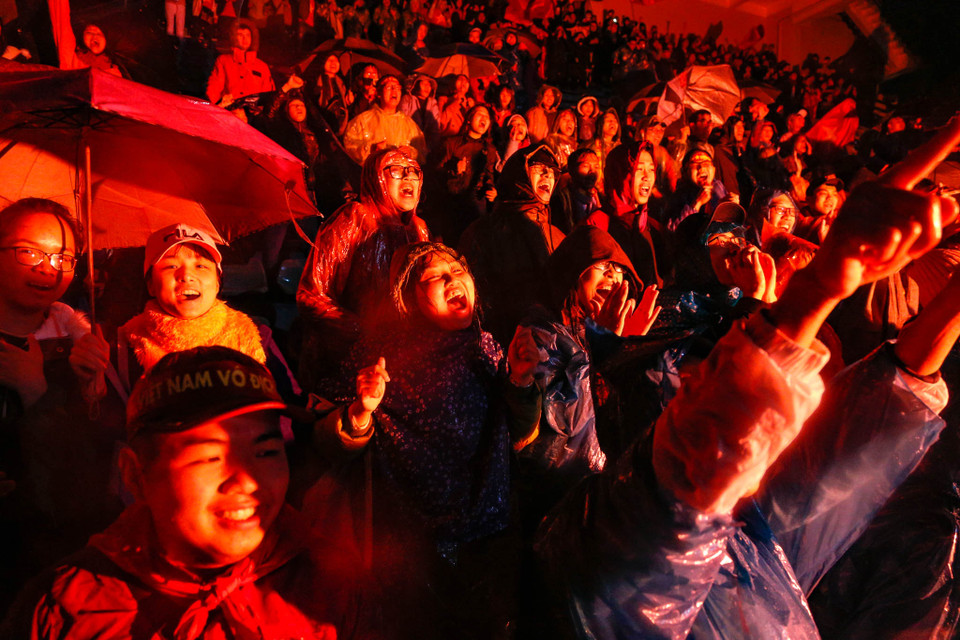 Thế nhưng với việc tuyển Việt Nam ghi liên tiếp 2 bàn thắng vào lướt Malaysia đã khiến bầu không khí ở sân vận động Hàng Đẫy vỡ òa. (Ảnh: Minh Sơn/Vietnam+)