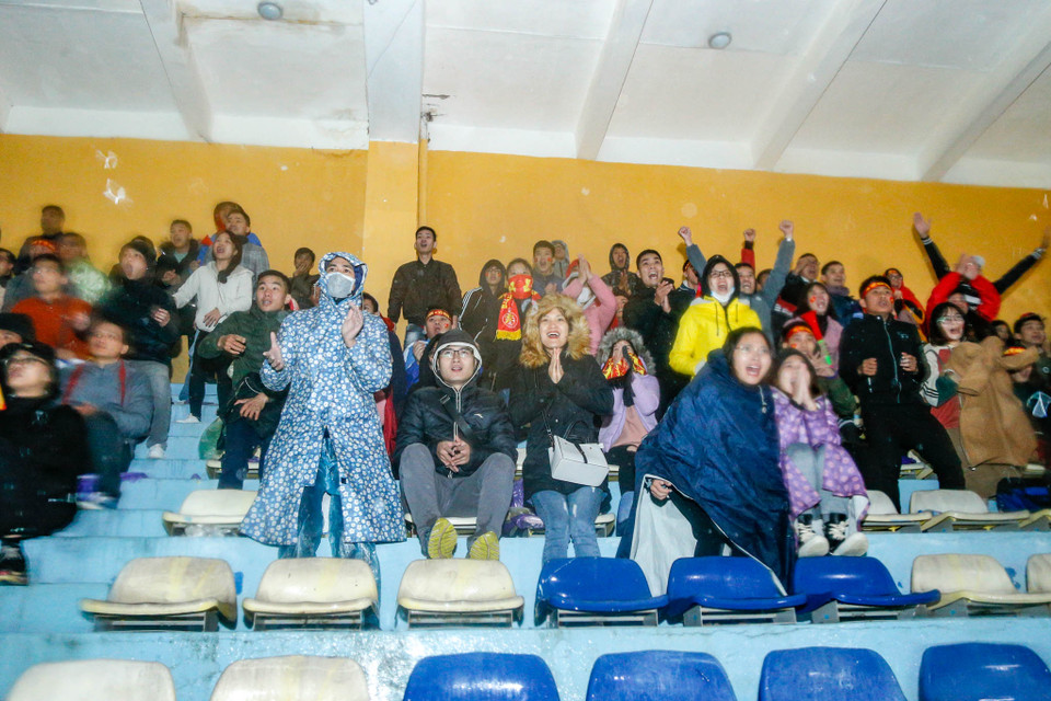 Mặc dù trời mưa rất nặng hạt nhưng cũng không thể ngăn cản sự cổ vũ nhiệt tình của các cổ động viên nơi quê nhà. (Ảnh: Minh Sơn/Vietnam+)