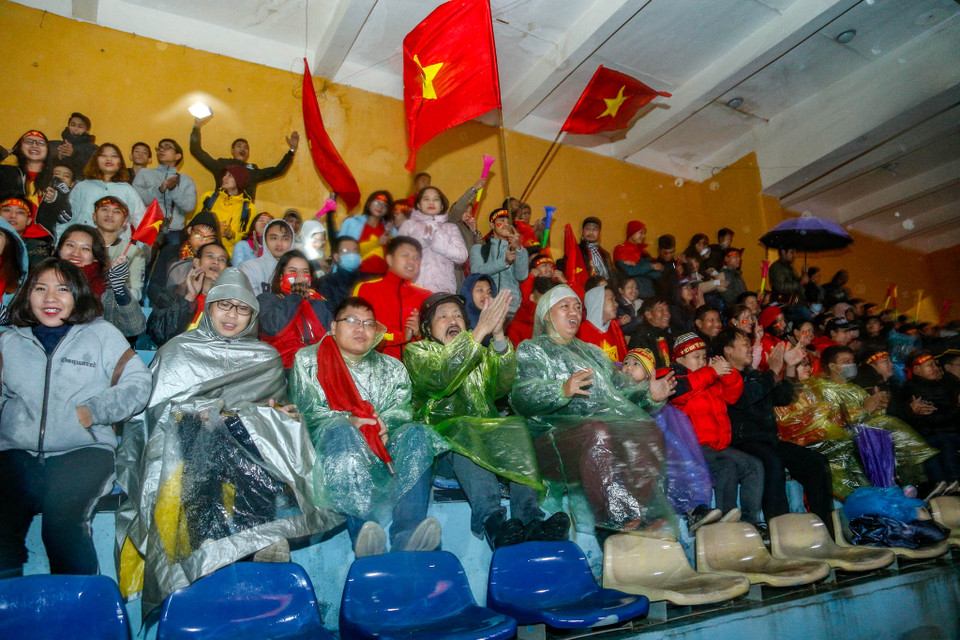 Từ cuối giờ chiều 11/12, hàng trăm cổ động viên đã đổ dồn về sân vận động Hàng Đẫy, nơi đặt màn hình led rộng 45m2 trình chiếu trận chung kết lượt đi giữa tuyển Việt Nam và Malaysia. (Ảnh: Minh Sơn/Vietnam+)