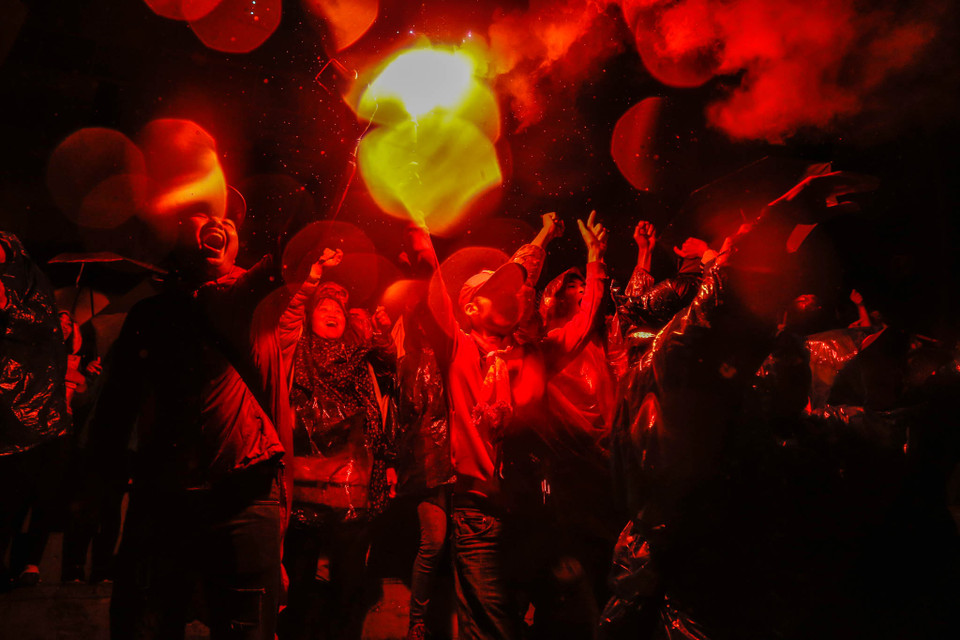 Rất nhiều pháo sáng đã được đốt lên ăn mừng 2 pha ghi bàn chớp nhoáng của tuyển Việt Nam. (Ảnh: Minh Sơn/Vietnam+)