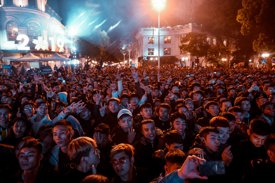 Quanh khu vực Hồ Gươm lại có nhiều chương trình văn nghệ chào mừng năm mới 2019. (Ảnh: PV/Vietnam+)