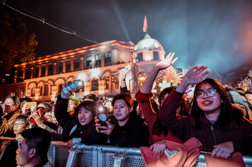 Đã thành thông lệ, từ 19 giờ tối 31/12, hàng vạn người đã đổ xô ra đường để hòa mình vào bầu không khí náo nhiệt, chờ đón khoảnh khắc giao thừa Countdown - Đếm ngược bước sang năm mới 2019. (Ảnh: PV/Vietnam+)