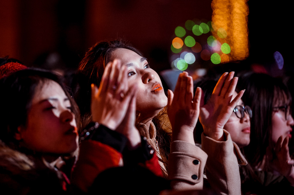 Tết Dương lịch 2019, Hà Nội không tổ chức bắn pháo hoa nhưng người dân vẫn náo nức hoà vào không khí vui tươi. (Ảnh: PV/Vietnam+)