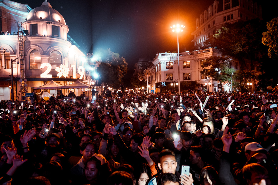 Nhiều đôi bạn trẻ nhích từng mét mong chọn vị trí thuận lợi để đón thời khắc chuyển giao giữa năm cũ và năm mới. (Ảnh: PV/Vietnam+)