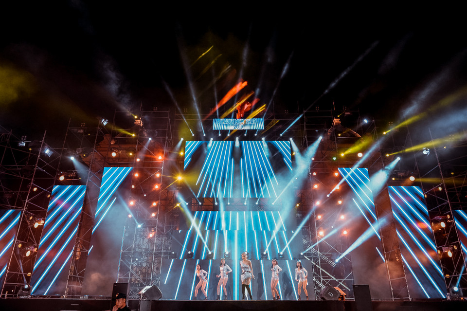 Để chào đón năm mới 2019, Hà Nội có 4 địa điểm tổ chức Countdown 2019 trong đó 3 địa điểm tập trung tại khu vực bờ hồ Hoàn Kiếm khiến lượng người đổ về đây trở nên đông đúc. (Ảnh: PV/Vietnam+)