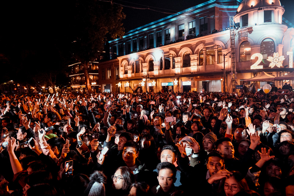 Khu vực Quảng trường Cách mạng tháng 8, biển người đã vây kín sân khấu ca nhạc. Khắp các lối đi lại đều kín đặc người, ai cũng háo hức chờ đợi khoảnh khắc Countdown đếm ngược. (Ảnh: PV/Vietnam+)