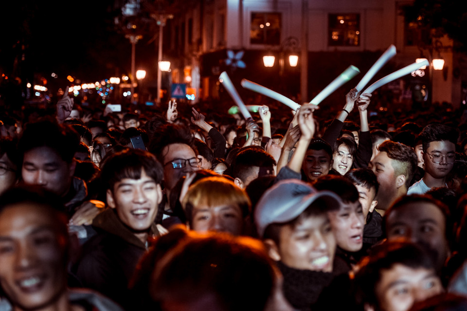 Để tránh rơi vào cảnh chen lấn,từ 19h tối 31/12 đã có rất đông người dân có mặt tại khu vực phố đi bộ quanh bờ hồ Hoàn Kiếm. (Ảnh: PV/Vietnam+)