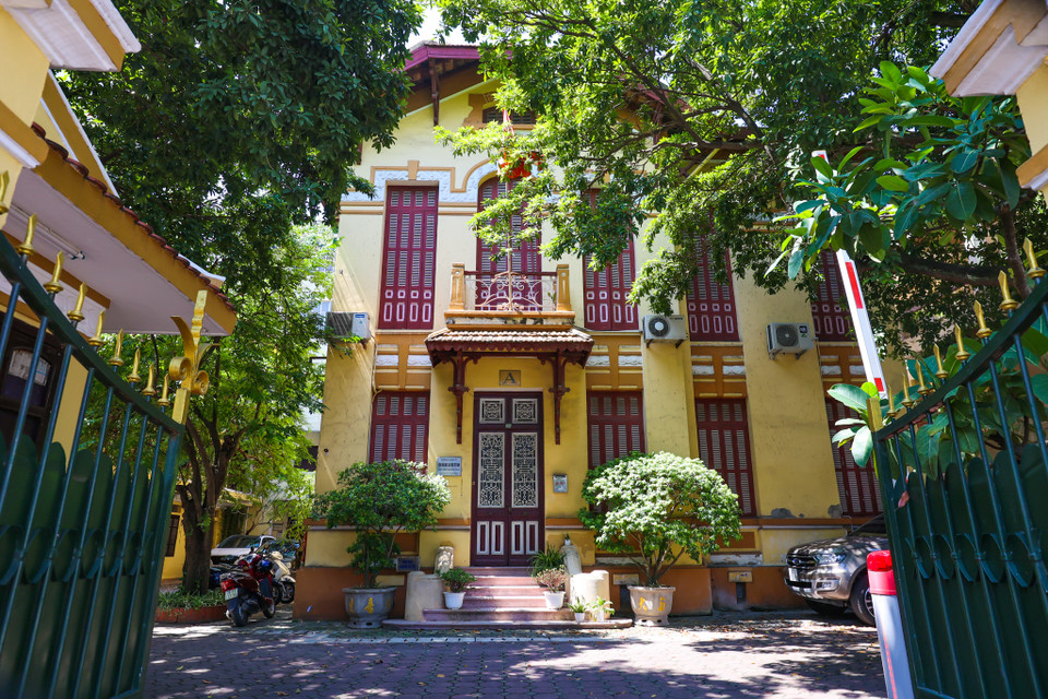 Ngày 16/8, Đại hội quốc dân họp tại Tân Trào (Tuyên Quang) nhất trí chủ trương tổng khởi nghĩa. Cũng trong sáng 16/8/1945, Ủy ban khởi nghĩa Hà Nội của Mặt trận Việt Minh đã được thành lập tại số nhà 101 phố Gambetta, nay là phố Trần Hưng Đạo. Ngôi nhà 101 Trần Hưng Đạo là một điểm di tích quan trọng trong chuỗi những di tích cách mạng, kháng chiến ở Hà Nội. (Ảnh: Minh Sơn/Vietnam+)