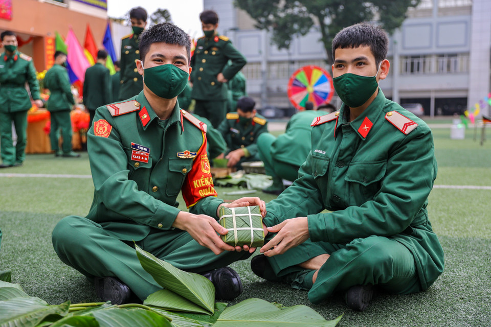Hà Trọng Mình (bên trái) đến từ Phú Thọ cho biết, mặc dù lần đầu gói bánh chưng cũng là cái Tết đầu tiên xa nhà nhưng anh vẫn cảm thấy vui vì luôn được đồng đội giúp đỡ, chia sẻ. (Ảnh: Minh Sơn/Vietnam+)
