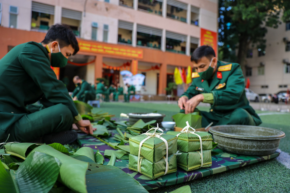 Sau thời gian ngắn so tài, những chiếc bánh chưng vuông vức được xếp chồng lên nhau như được làm ra từ bàn tay của những người gói bánh chuyên nghiệp. (Ảnh: Minh Sơn/Vietnam+)