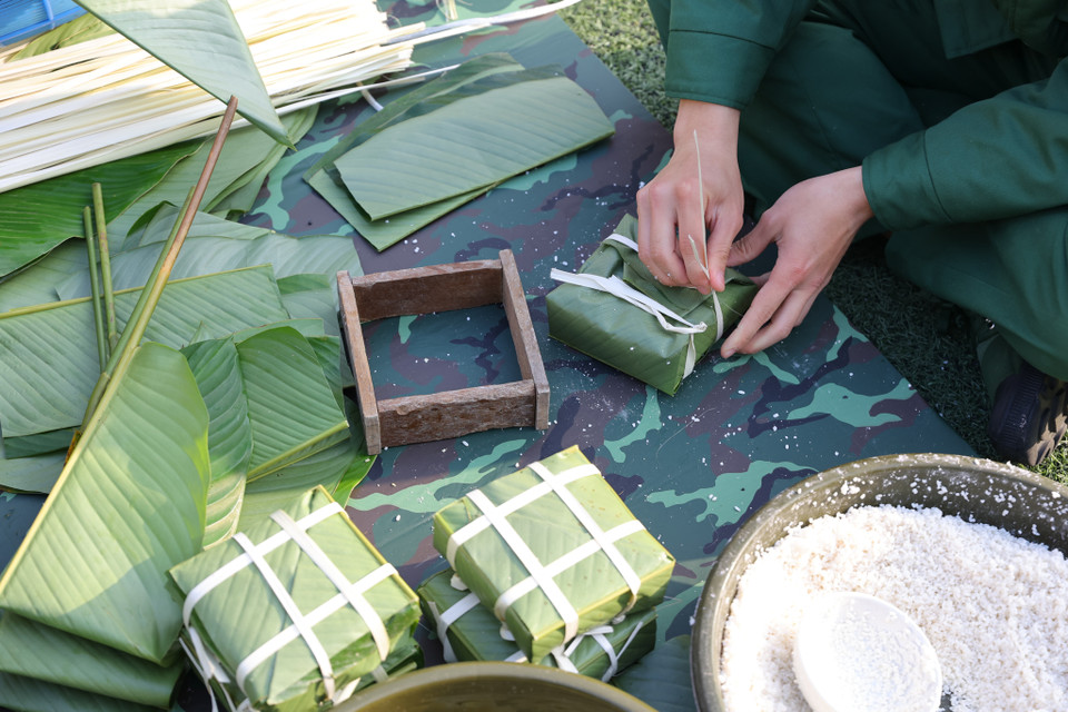 Các khâu ngâm gạo, chuẩn bị thịt lợn, lá dong, gia vị đều được các chiến sỹ chuẩn bị chu đáo để tạo ra chiếc bánh chưng ngon nhất. (Ảnh: Minh Sơn/Vietnam+)