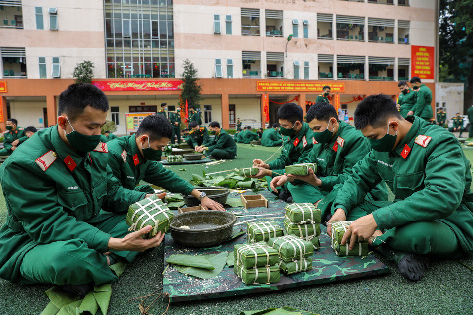 Sau khi cuộc thi kết thúc, tất cả bánh chưng đều được cho vào luộc để các chiến sỹ có thể cẩm nhận được không khí đầm ấm như ngày Tết nơi quê nhà. (Ảnh: Minh Sơn/Vietnam+)