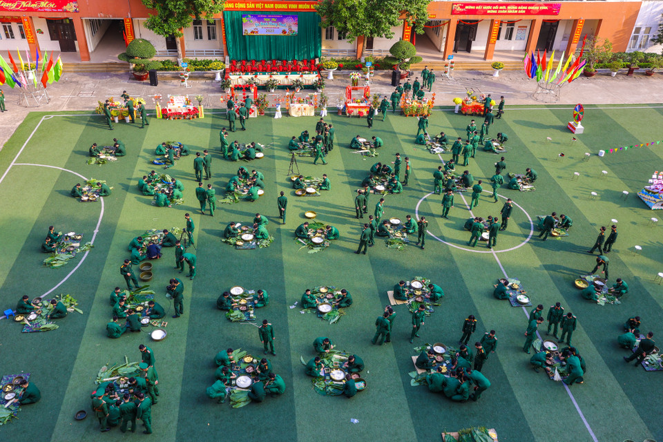 Trong vòng 45 phút, mỗi đội phải gói hoàn thành bánh chưng theo đúng định lượng, quy cách, bảo đảm đều, đẹp. (Ảnh: Minh Sơn/Vietnam+)