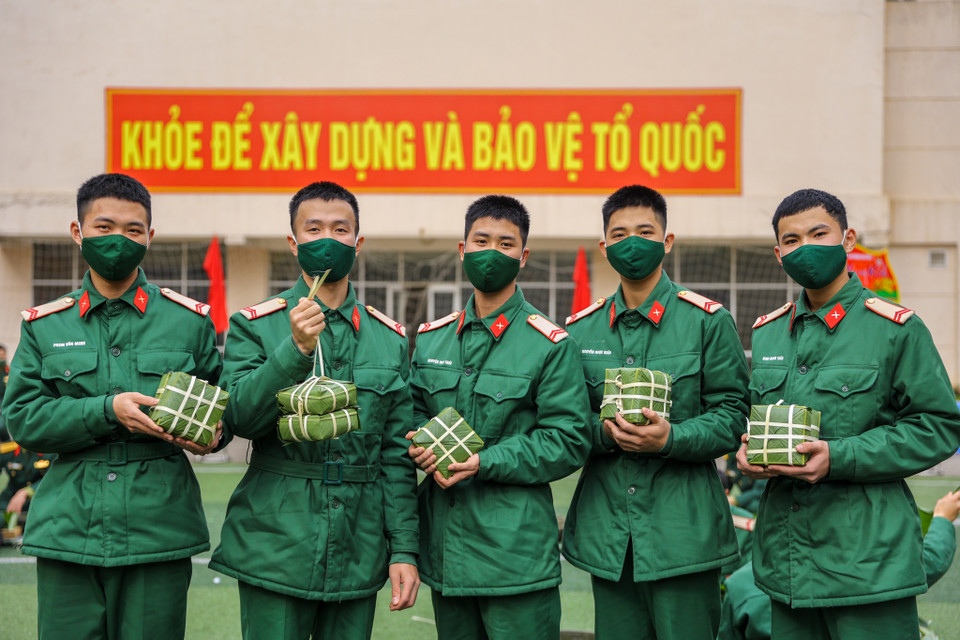 Các chiến sỹ khoe những bánh chưng do chính tay mình tự gói với hình thức đẹp, vuông vắn góp phần tạo không khí Tết. (Ảnh: Minh Sơn/Vietnam+)