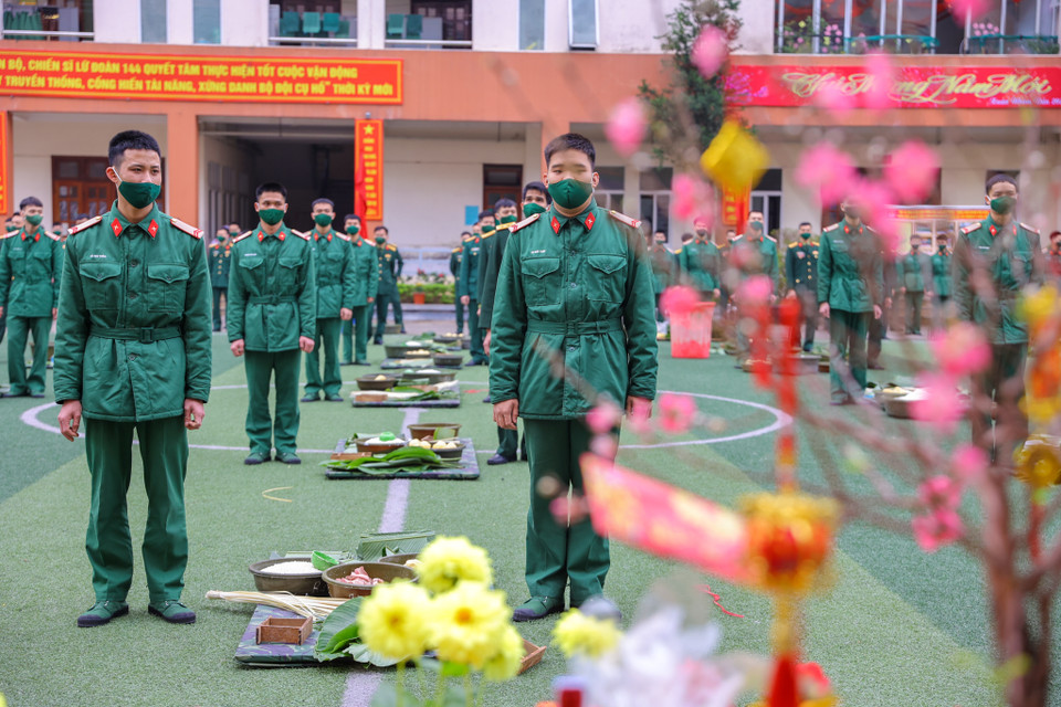 Đây là một hoạt động thường niên của Lữ đoàn 144 nhằm ôn lại truyền thống, nét đẹp văn hóa dân tộc, tạo không khí ấm áp, nồng ấm của tình đồng chí, đồng đội, xây dựng tinh thần đoàn kết và niềm vui tươi phấn khởi cho cán bộ, đoàn viên trước dịp Tết. (Ảnh: Minh Sơn/Vietnam+)