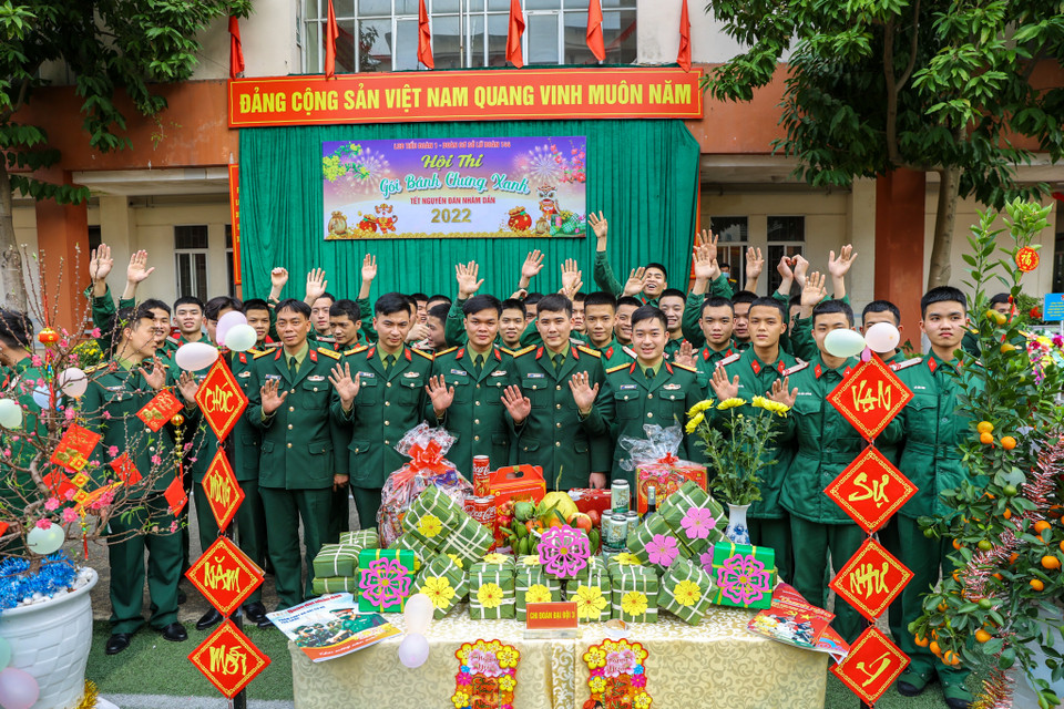 Thi gói bánh chưng cũng là hoạt động thiết thực của Lữ đoàn 144 nhằm đẩy mạnh hoạt động thi đua mừng xuân Nhâm Dần 2022, mừng Đảng quang vinh, mừng đất nước đổi mới. (Ảnh: Minh Sơn/Vietnam+)