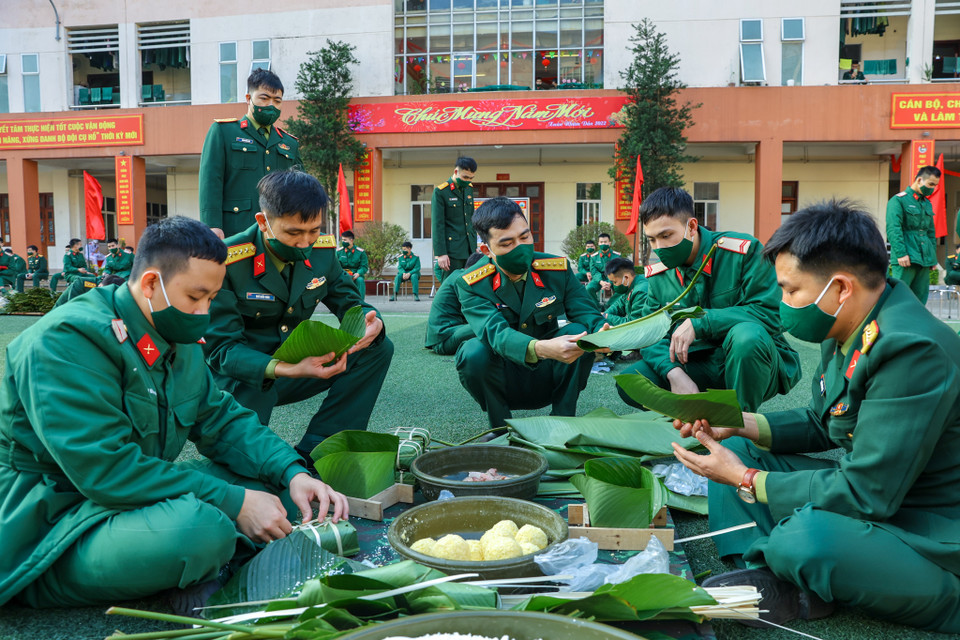 Rất nhiều chiến sĩ trẻ lần đầu tiên được dạy cách gói bánh chưng. (Ảnh: Minh Sơn/Vietnam+)