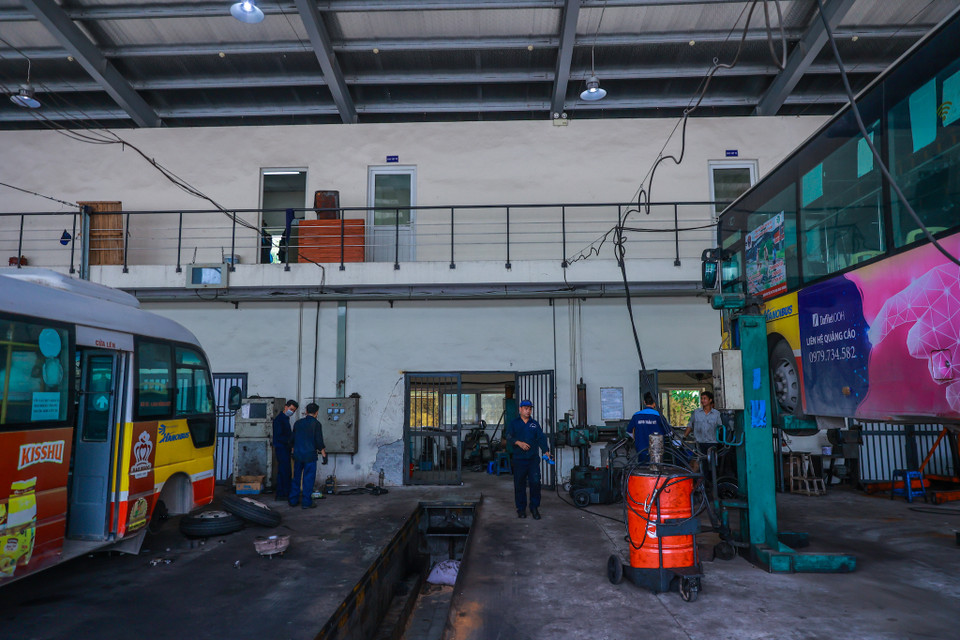 Tại đây, hàng tháng có khoảng 100-120 xe bảo dưỡng cấp 2 (xe chạy 12.000km) được đưa vào kiểm tra hệ thống điện, điều hòa, kiểm tra và thay thế gầm, cơ cấu côn, phanh lái truyền lực… để đảm bảo tình trạng động cơ xe luôn luôn tốt. (Ảnh: Minh Sơn/Vietnam+)