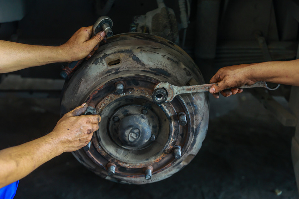 Dù trong hoàn cảnh nào, đơn vị luôn đảm bảo nguồn lực đội ngũ kỹ thuật, thợ sửa chữa bảo dưỡng sẵn sàng trực chiến hoạt động. (Ảnh: Minh Sơn/Vietnam+)