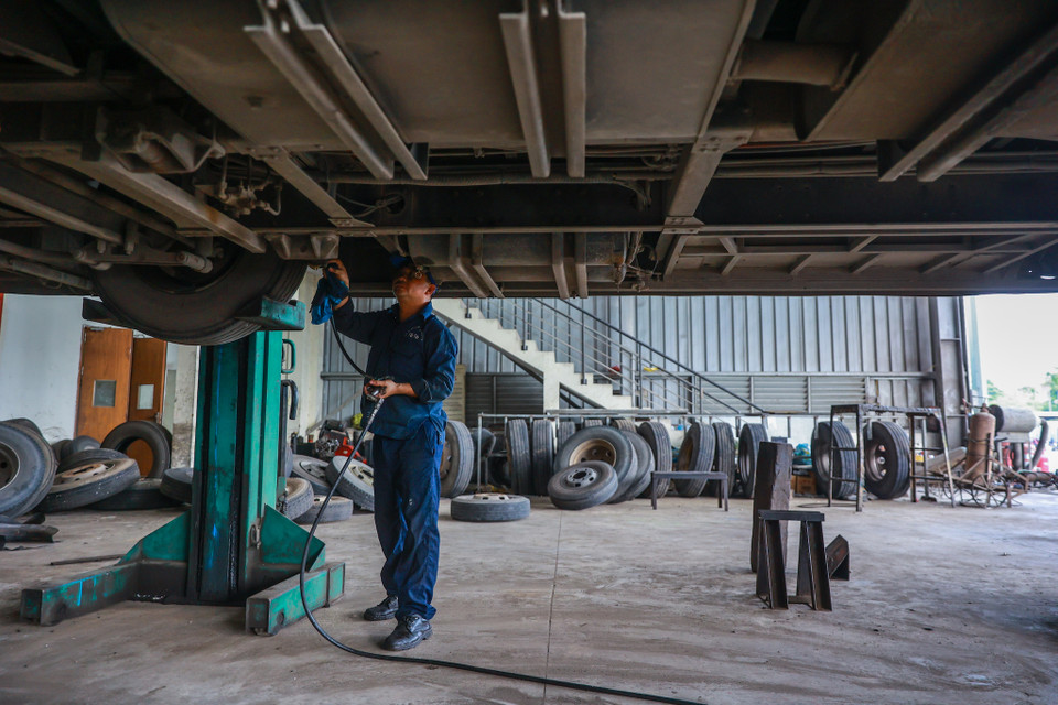 Một thợ bảo dưỡng xe buýt cho biết các anh em luôn thực hiện tốt mọi quy trình kỹ thuật của các cơ quan giao phó. (Ảnh: Minh Sơn/Vietnam+)
