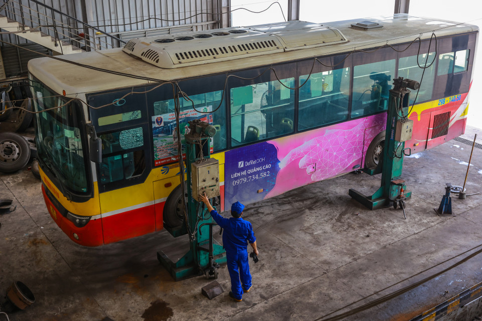 Hàng ngày, xí nghiệp ban hành quy trình chuẩn bài bản để kiểm soát rủi ro trước khi đưa xe ra tuyến phục vụ hành khách gồm điểm danh đầu ca, kiểm tra kỹ xe, lốp, đèn còi phanh, nổ máy… đạt thì mới cho xe khỏi đơn vị. Trưa bàn giao giữa ca công nhân ca 1 và 2 ở các đầu bến (có sổ bàn giao ghi lịch sử xe hoạt động). Khi xe về tập kết tại bãi thì bàn giao xe cuối ngày, xe có vấn đề gì sẽ báo kỹ thuật để khắc phục. (Ảnh: Minh Sơn/Vietnam+)