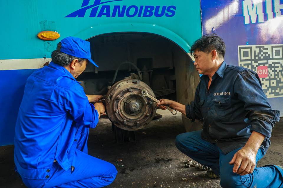 Với những người thợ tại đây, mỗi một khâu kiểm tra, bảo dưỡng xe buýt đều rất quan trọng. (Ảnh: Minh Sơn/Vietnam+)