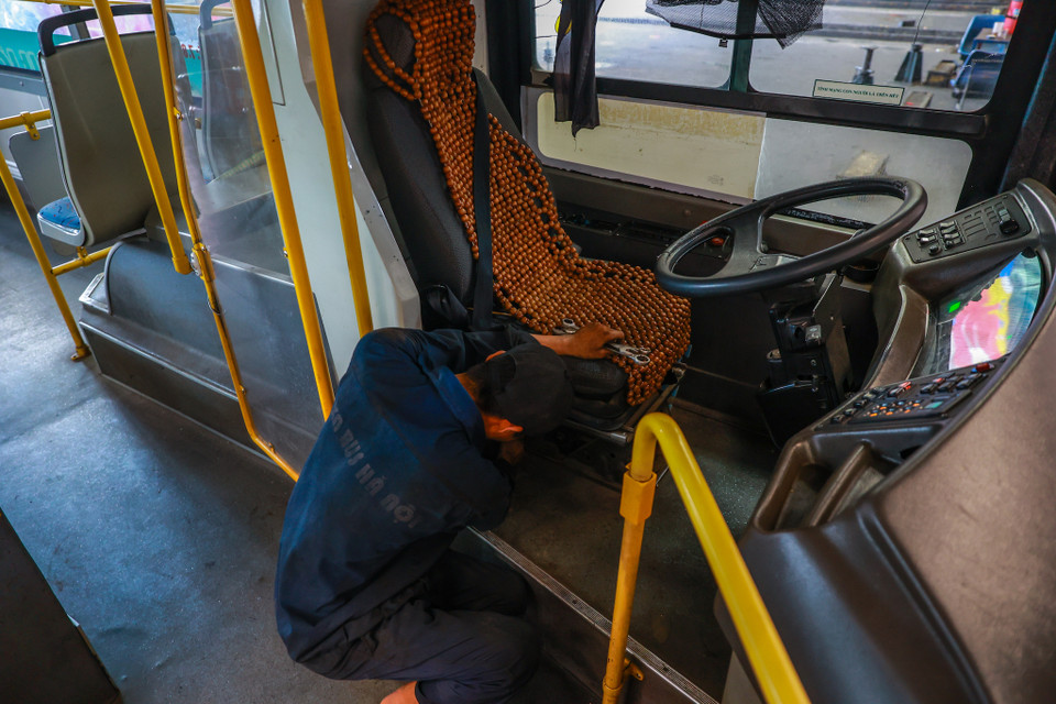 Giữa lái xe và bộ phận kỹ thuật, thợ sửa luôn có sự trao đổi, tương tác phối hợp với nhau nhằm đảm bảo xe từ đơn vị được huy động ra tuyến an toàn, chất lượng. (Ảnh: Minh Sơn/Vietnam+)