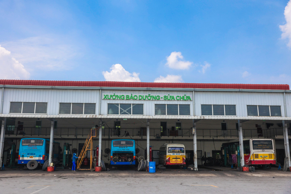 Ít ai biết rằng những chiếc xe buýt Hà Nội mỗi ngày đều được bảo dưỡng, sửa chữa nhằm đưa phương tiện vận hành trên tuyến đảm bảo an toàn, chất lượng nhất. (Ảnh: Minh Sơn/Vietnam+)