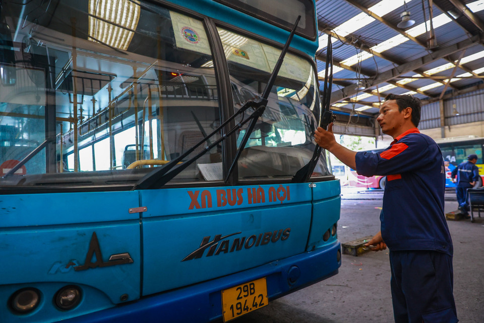 Anh Quân cũng cho biết mỗi khi bảo dưỡng xong, nhìn xe đảm bảo an toàn ra tuyến cảm thấy rất vui sướng. (Ảnh: Minh Sơn/Vietnam+)