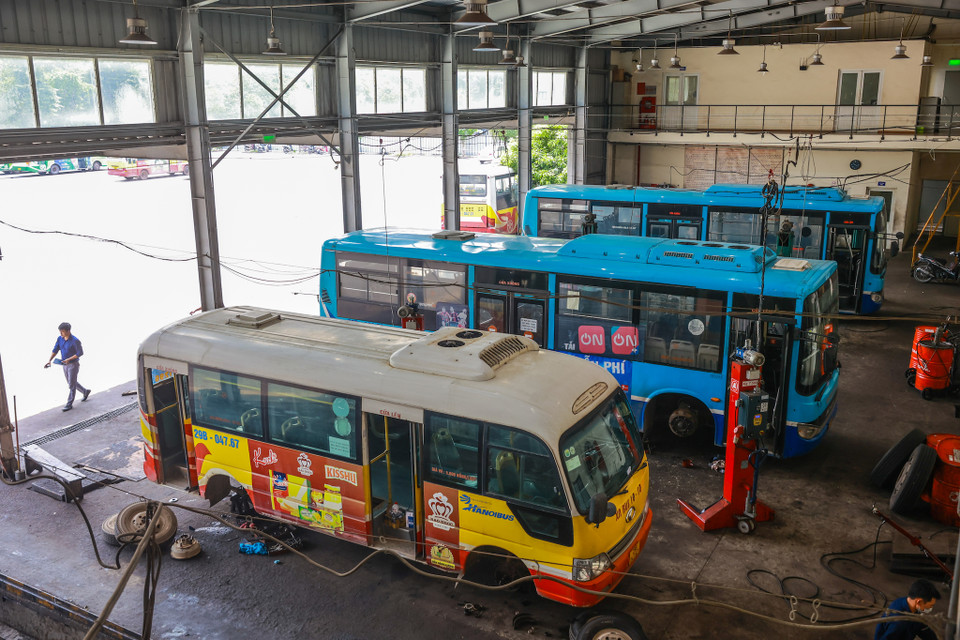 Ông Nguyễn Huy Nhiệm, Phó phụ trách Gara của Xí nghiệp xe buýt 10/10 (Tổng công ty Vận tải Hà Nội), cho biết đơn vị hiện đang quản lý 182 xe trên 16 tuyến với 147 xe chạy hàng ngày. Số lượng cán bộ anh em bộ phận cung ứng vật tư, tiếp nhiên liệu là 5 người; thợ sửa chữa là 21 người (máy gầm, điều hòa, điện, gia công cơ khí thân vỏ…). (Ảnh: Minh Sơn/Vietnam+)