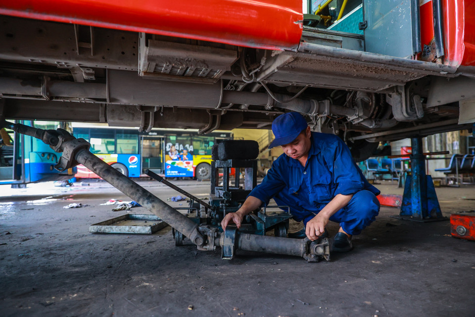 Thợ được chia ca làm bao gồm hành chính (ban ngày), tối, ca ban đêm. Hàng ngày, vào 4 giờ 30 sáng nhân viên sẽ nổ máy kiểm tra, chuyến cuối cùng bơm dầu rửa xe đỗ vào bến muộn nhất là 23-23 giờ 30. (Ảnh: Minh Sơn/Vietnam+)