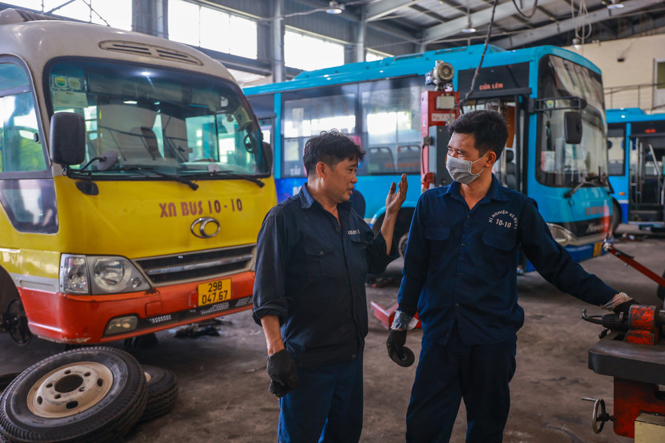 Một thợ lành nghề làm công tác sửa chữa, bảo dưỡng thì cần khoảng 1-2 năm là có thể vào nghề dễ dàng. (Ảnh: Minh Sơn/Vietnam+)