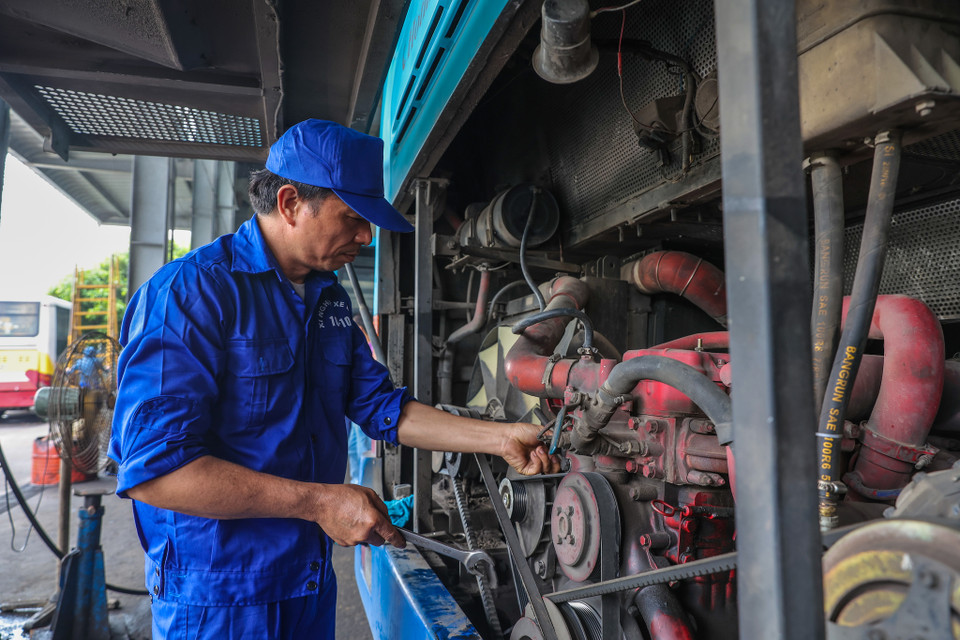 Ngoài các quy trình quy định của Transerco, những người thợ cũng tự mày mò sáng kiến cải tiến công nghệ nhằm tiết giảm chi phí, tăng cường hiệu quả cho công tác bảo dưỡng, sửa chữa. (Ảnh: Minh Sơn/Vietnam+)