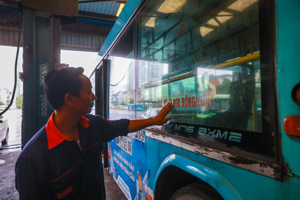 Anh Quân cho biết công việc sửa chữa, bảo dưỡng này giống như nghề bác sỹ. 'Những chiếc xe giống như con người, thi thoảng vẫn hỏng hóc đột xuất khi vận hành nhiều. Mình là người thợ sửa chữa phải đoán được bệnh để cố gắng bảo dưỡng tốt để hạn chế hỏng hóc khi xe vận hành.' (Ảnh: Minh Sơn/Vietnam+)