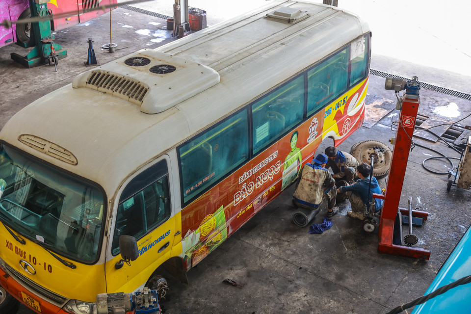 Với xe bảo dưỡng cấp 1 (xe chạy khoảng 4.000km) hàng tháng có khoảng 220-230 chiếc được đưa vào kiểm tra bơm mỡ hệ thống lái, phanh, vệ sinh động cơ gió. (Ảnh: Minh Sơn/Vietnam+) 