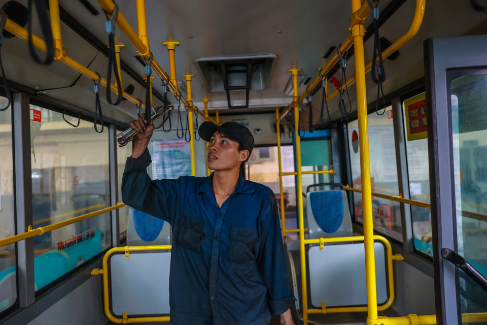 Các thợ sửa luôn có 'sổ khám bệnh' từng xe một và bàn giao giữa các ca nhằm đảm bảo xe được 'thăm khám' thường xuyên. (Ảnh: Minh Sơn/Vietnam+)