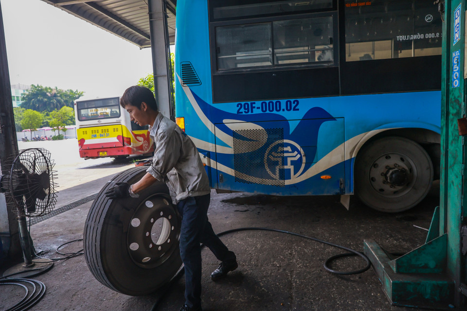 Các phương tiện tại Xí nghiệp xe buýt 10/10 tuổi đời dưới 9 năm nhờ sự đầu tư thay mới xe liên tục trong các năm gần đây. (Ảnh: Minh Sơn/Vietnam+)