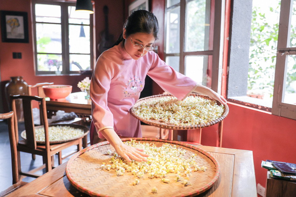 Ngọc Linh chia sẻ trà nương không đòi hỏi nhiều về ngoại hình, nhưng cần phải chăm chỉ và không ngừng học hỏi và đặc biệt phải có niềm yêu thích, đam mê với trà. Làm trà nương sẽ giúp các cô gái tập tính khiêm nhường, từ tốn, chỉn chu. (Ảnh: Minh Sơn/Vietnam+)