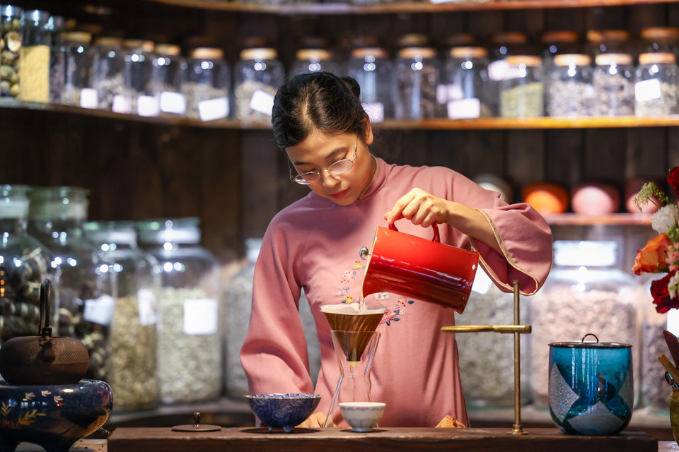 Mỗi một ấm trà được pha sẽ là một quy trình đầy sự tỷ mỷ, cẩn thận. Một trà nương phải nắm rõ cách pha trà để giữ được hương vị vì mỗi loại trà có một cách pha khác nhau về nhiệt độ, thời gian ủ... (Ảnh: Minh Sơn/Vietnam+)