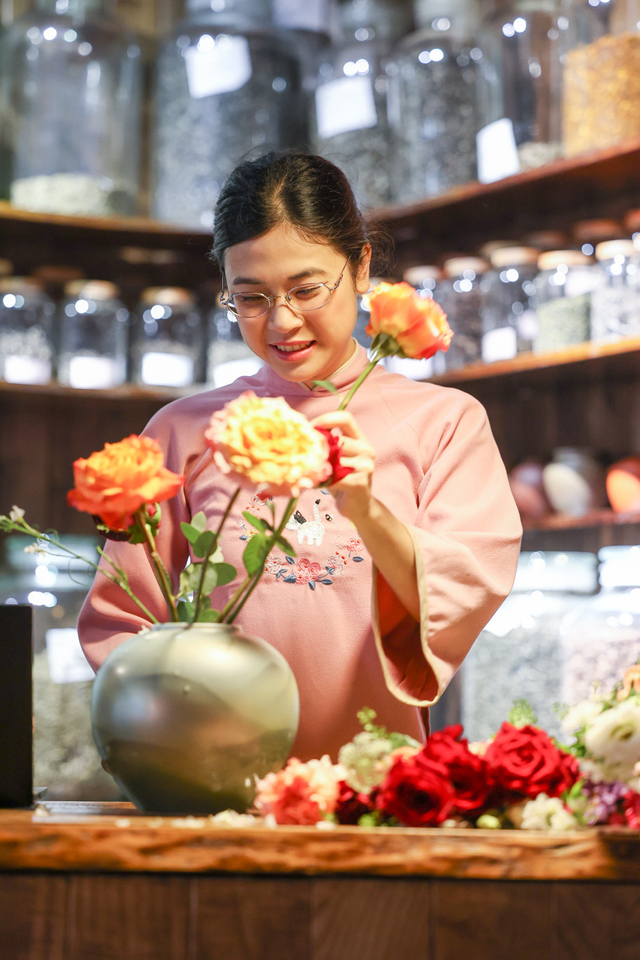 Những trà nương như Linh phải nằm lòng đặc tính, cách pha chuẩn chỉnh của hàng chục loại trà đồng thời trong ngày phải làm rất nhiều việc như cắm hoa, trang trí quán, rửa ấm chén, tư vấn trà,... (Ảnh: Minh Sơn/Vietnam+)