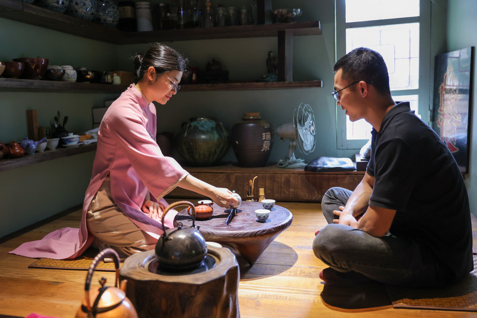 Với những khách có nhu cầu tìm hiểu thưởng thức các loại trà đặc biệt thì trà nương sẽ nói chuyện, tổ chức các chuyên đề về trà để mọi người có thể tìm hiểu thêm. (Ảnh: Minh Sơn/Vietnam+)